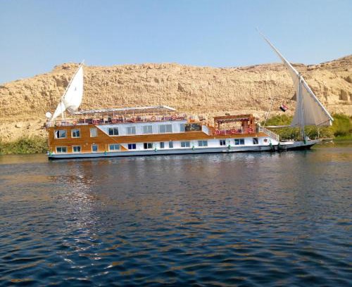 Nile River Luxor Boat Rental | Lucky
