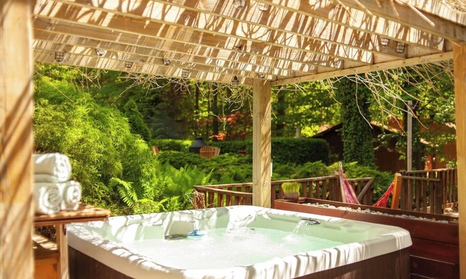 Fennville House | Lush Oasis near Lake Michigan