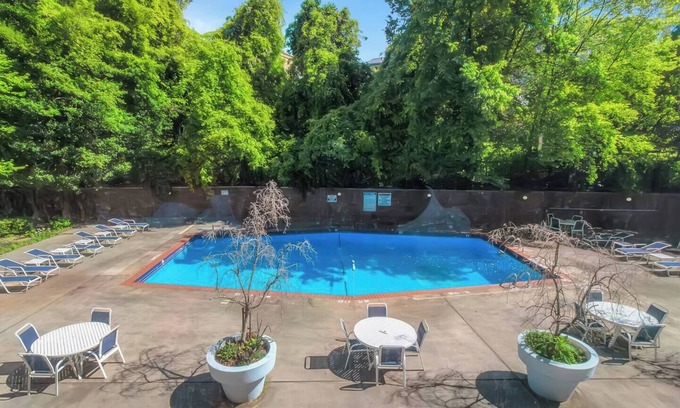 Downtown Atlanta Apartment | Lux 2BR Apt w/ Pool & King Beds