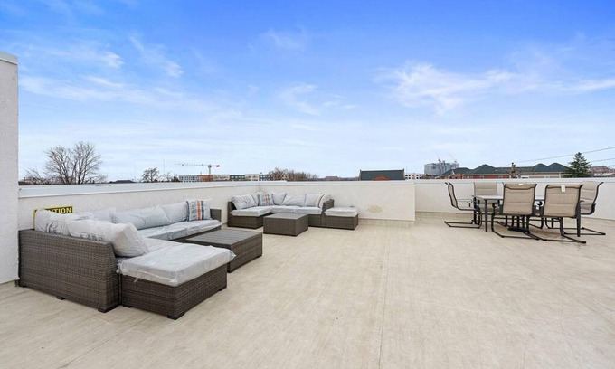 Weinland Park House | Lux 3BR 3bath w Rooftop Hot Tub