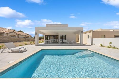 Gold Coast Villa | LUX 4BR and 3BA Villa with Pool Malmokweg 48 by Bocobay