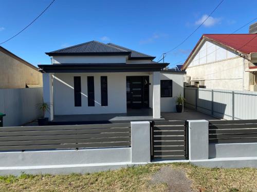 Broken Hill House | Lux Modern 4 Bedroom House Central CBD