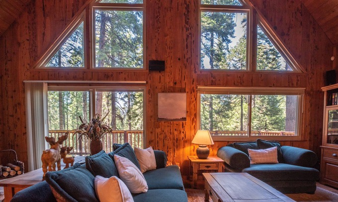 Arnold Ski Chalet | Lux's Lair - Classic Chalet in Big Trees Village