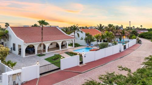 Opal Apartment | LUXE 3BR and 3BA Villa w Pool Villa Leone by Bocobay