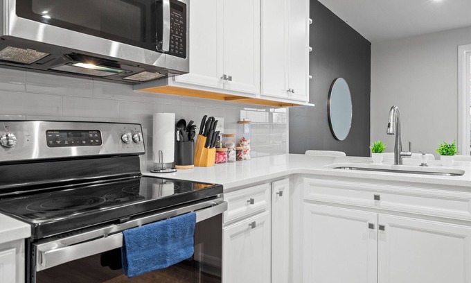 Charlotte House | Luxe King 3BR Townhouse Uptown Charlotte