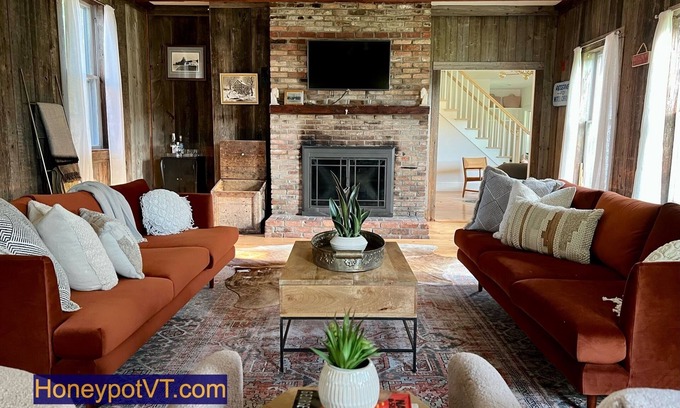 Weston House | Luxe Leaf-Peepers Dream in VT's Green Mountains