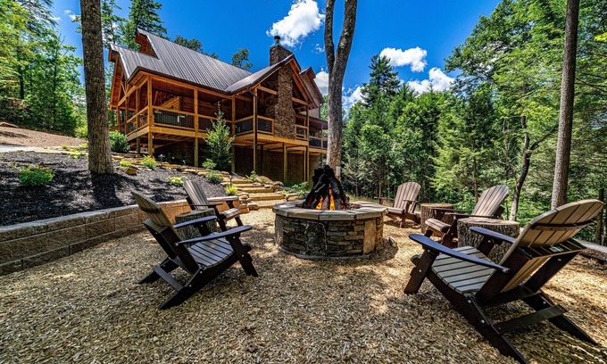 Gatlinburg - Pigeon Forge Cabin | Luxe Mountain Lodge: Heated Pool ~ Hot Tub ~ Glamping Dome