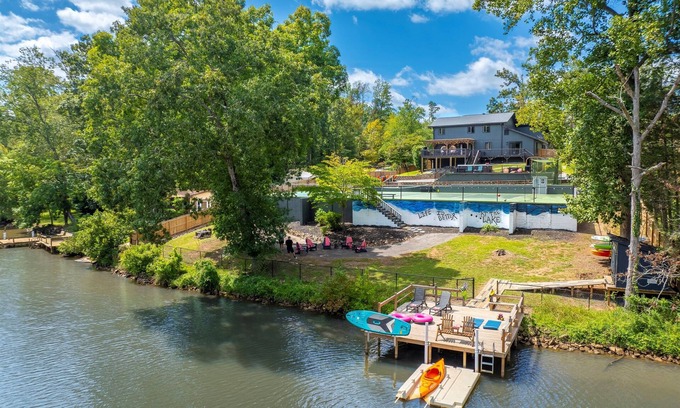 Greenville - Spartanburg House | Luxe Private Lakefront-Heated Swimspa, Pickleball/Basketball, Kayaks, Greenville