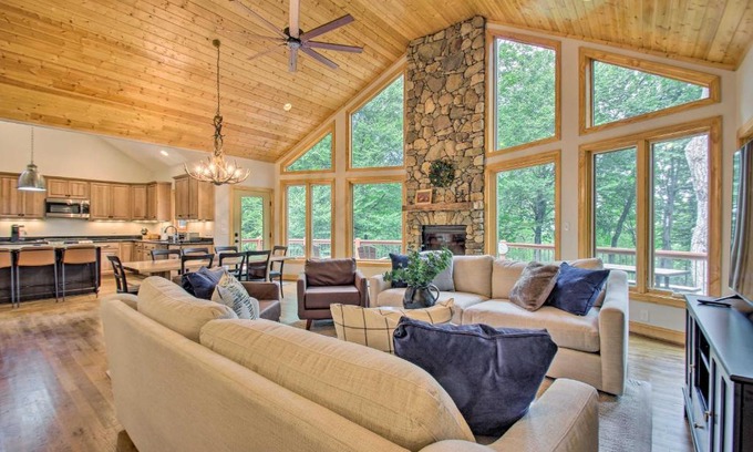 Nellysford House | Luxe Wintergreen Resort Escape with Hot Tub!