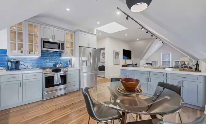 Walnut Hills Apartment | Luxurious 2 Bdrm 2 Bath 3rd floor Walkup