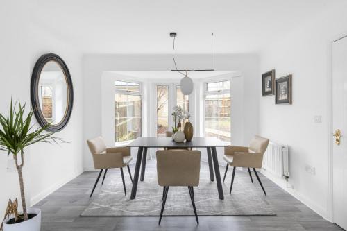 Braintree House | Luxurious 3 Bed House with Free Parking in Braintree, Close to the Train Station & City Centre with SKY TV