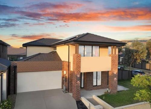 Truganina House | Luxurious 4 Bedroom Home in Prime Location