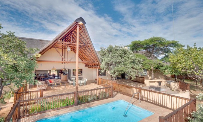 Leeupoort Villa | Luxurious 4 Bedroom Villa with Cottage 205