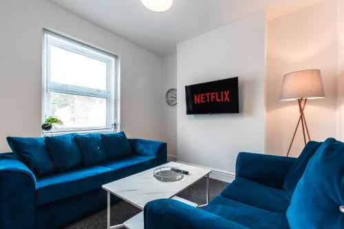 Southampton House | Luxurious 4 Bedrooms-Sleeps 8-Long Term Disc-Driveway