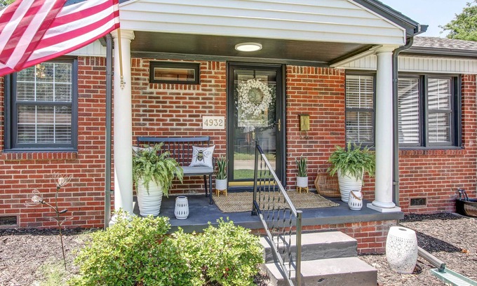 Tulsa Cabin | Luxurious Brookside HideAway Central to All Things Tulsa!
