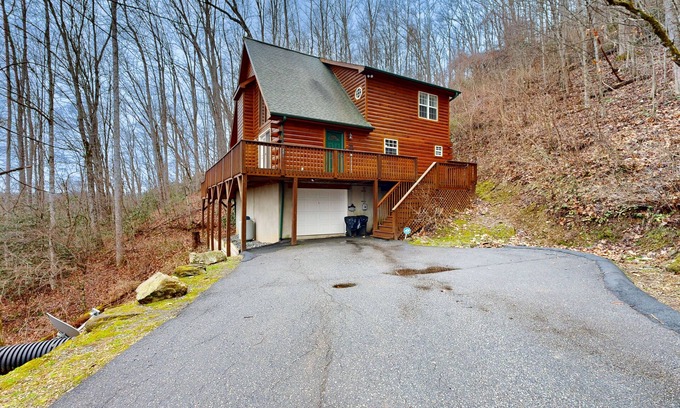 Sylva Cabin | Luxurious cabin w/private hot tub, firepit and great views - dogs allowed