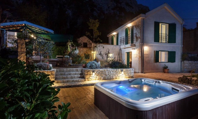 Makarska House | Luxurious Holiday Home in Makarska with Hot Tub