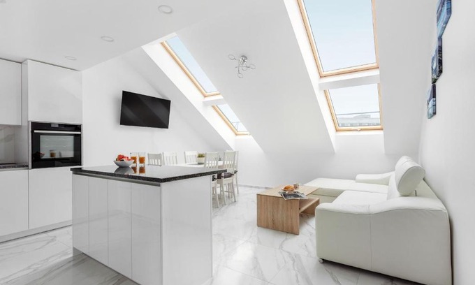 Old Town Apartment | Luxurious Kaunas Basilica Apartment in Old Town by Urban Rent