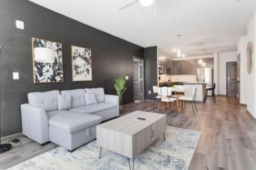 North Raleigh Apartment | Luxurious King 2BR Suite in North Raleigh!