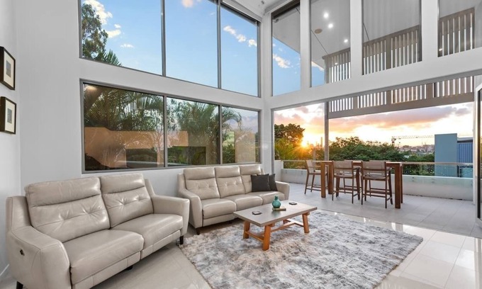 Bulimba House | Luxurious Living! Luxury 3-Bedroom in Prime Location! with Pool in Balmoral