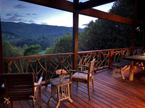 Sugar Grove House | Luxurious Mountain Retreat with Hot Tub Jacuzzi Suite & Wood-Burning Fireplace - 10 Min to Boone