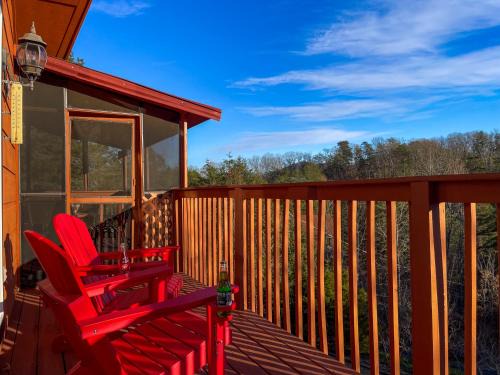 Gatlinburg - Pigeon Forge Ski Chalet | Luxurious Pigeon Forge Cabin, w/HotTub, EasyDrive, Arcade Game, Panoramic Views