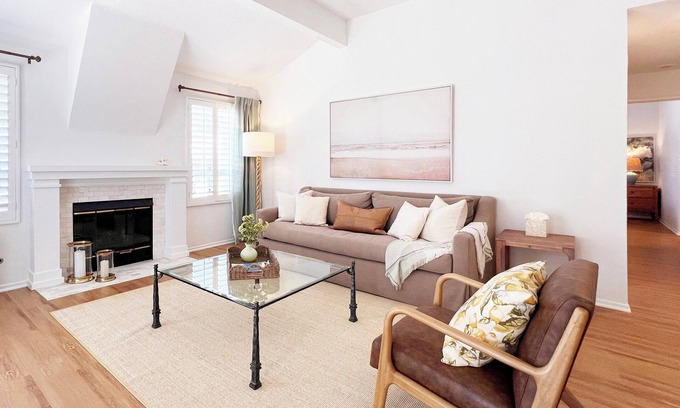 Newport Beach Apartment | Luxurious Seabreeze Chic, 2 Bed Condo