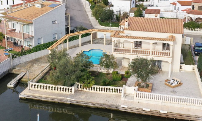 Santa Margarida Villa | LUXURIOUS VILLA OF 300 M2 AT THE WATERFRONT ON THE COSTA BRAVA