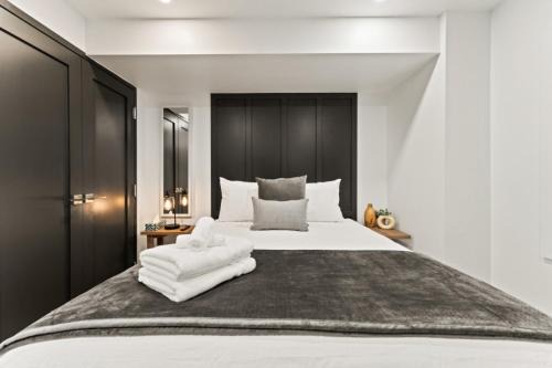 Leamington House | Luxury 3 level, 3 Bedroom 171-10 Condos