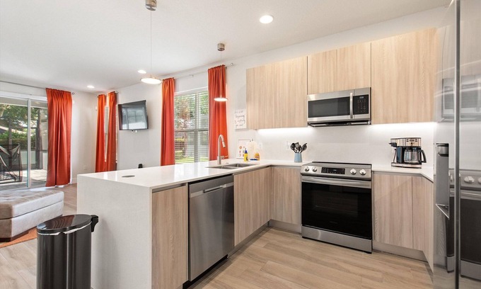 Silver Creek House | Luxury 4 Bed minutes from Disney