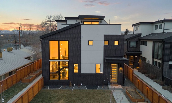 Villa Park House | Luxury 4 Bedroom 4.5 Bath Gourmet Kitchen Skyline: Broncos, Sloan's, Central