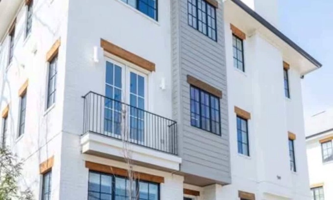 Hillsboro West End House | Luxury 4 Bedroom Home Game Room 13 Beds!