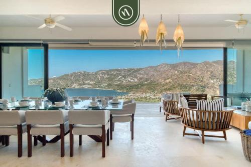 Puerto Marques House | Luxury 4 BR Condo - Amazing Bay View - Pool