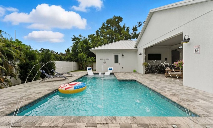 South Gate Ridge House | Luxury 4BR | Pool, Gym, Fireplace & Outdoor Dining