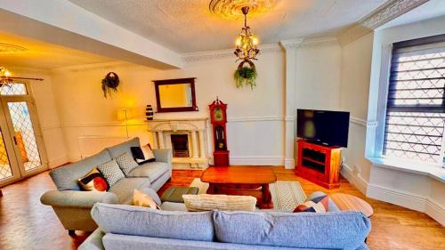 Heeley House | Luxury 5-Bed Home in Nicholson, Close to Sheffield City Centre, Jacuzzi, BBQ, Parking & Wi-Fi, Sleeps 10