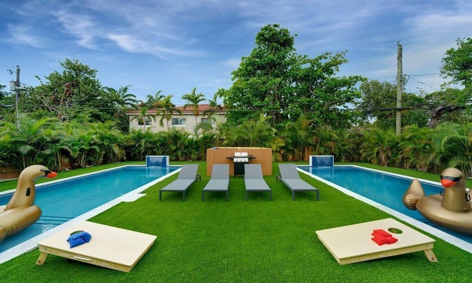 Progresso Village Villa | Luxury 8BR Duplex w/2 Pools Near Las Olas & Beach