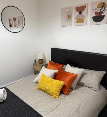 Old Trafford Apartment | Luxury and Cosy Apartment near Old Trafford M16 ,Free Private Parking,Fast Wi-Fi,Self Check-In Anytime Perfect For Late Arrivals, 5 Minutes to Old Trafford Stadium