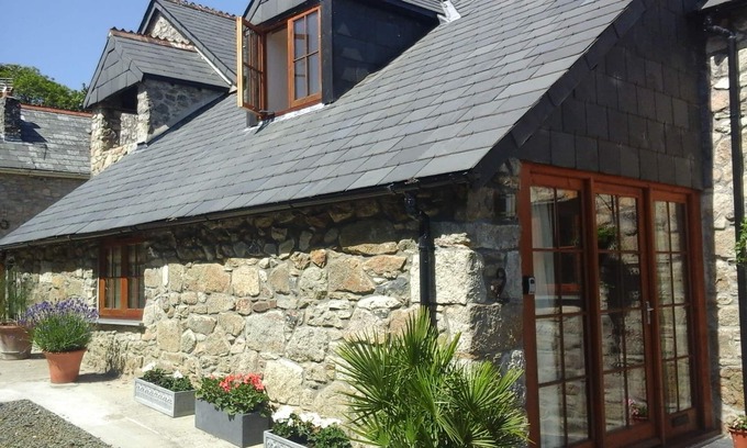 Stenalees Cottage | Luxury Barn Conversion -Ideal Location for both Coasts and Eden Project