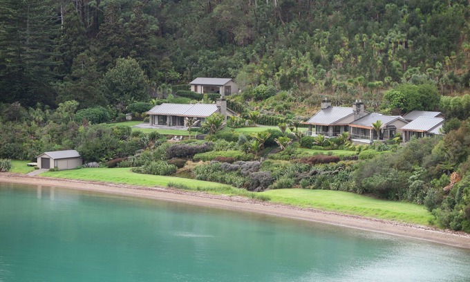 Russell House | Luxury Beach Retreat