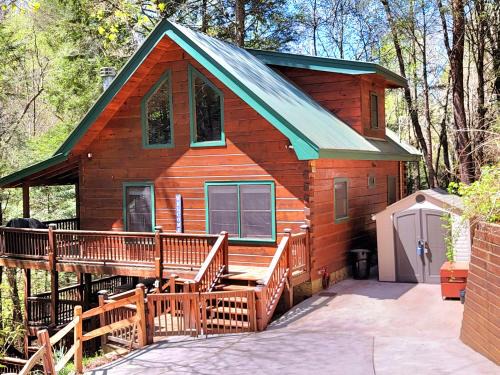 Blue Ridge Villa | LUXURY CABIN WITH WATERVIEW AND PRIVACY, hiking