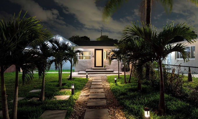 Royal Poinciana House | Luxury Casa Cusco in Hollywood [Hot Tub & Backyard Oasis]