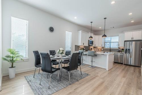 South Central Houston House | Luxury Charming 3BR 3Bath Free Wi-FI 8 Guests, Gated Home, Houston Downtown
