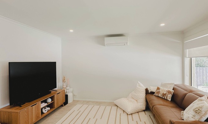 Warrnambool House | Luxury Coastal Home - Located in the CBD, close to train station and hospital