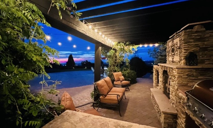 Nampa House | Luxury Estate in Wine Country, 5 Bed 5 Bath, Sleeps 12 Plus