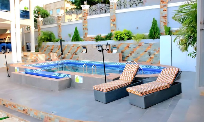 Accra House | Luxury Executive 4BR Villa w/Pool, Rooftop & BBQ–10m walk to Bojo Beach
