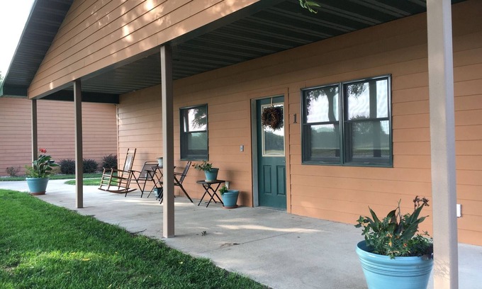 Clay County Cabin | Luxury Family-Sized Central KS Cabin