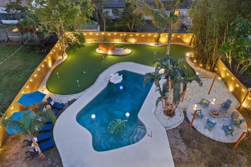 Seminole House | Luxury Getaway - Sleeps 12 Pool HTD Beach Closeby