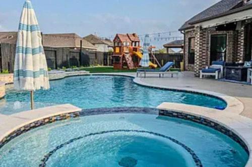 Atascocita House | Luxury Getaway w Pool, Sauna, Gym and Lagoon
