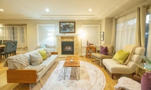 Glenview House | Luxury Glenview Retreat with Stunning Amenities