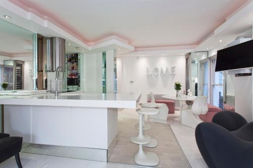 Queen's Park Apartment | Luxury Hampstead Garden Apartment